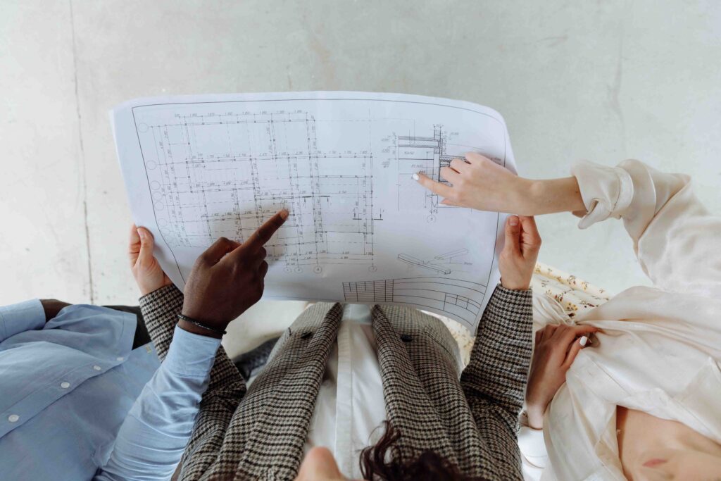 Pasos para construir tu vivienda evaluando la viabilidad económica en reunión técnica.