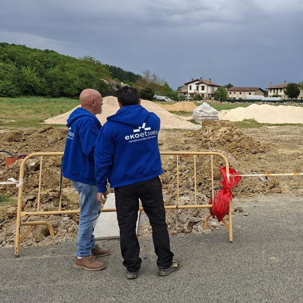 Partidas clave al construir una vivienda analizando la cimentación y el terreno.